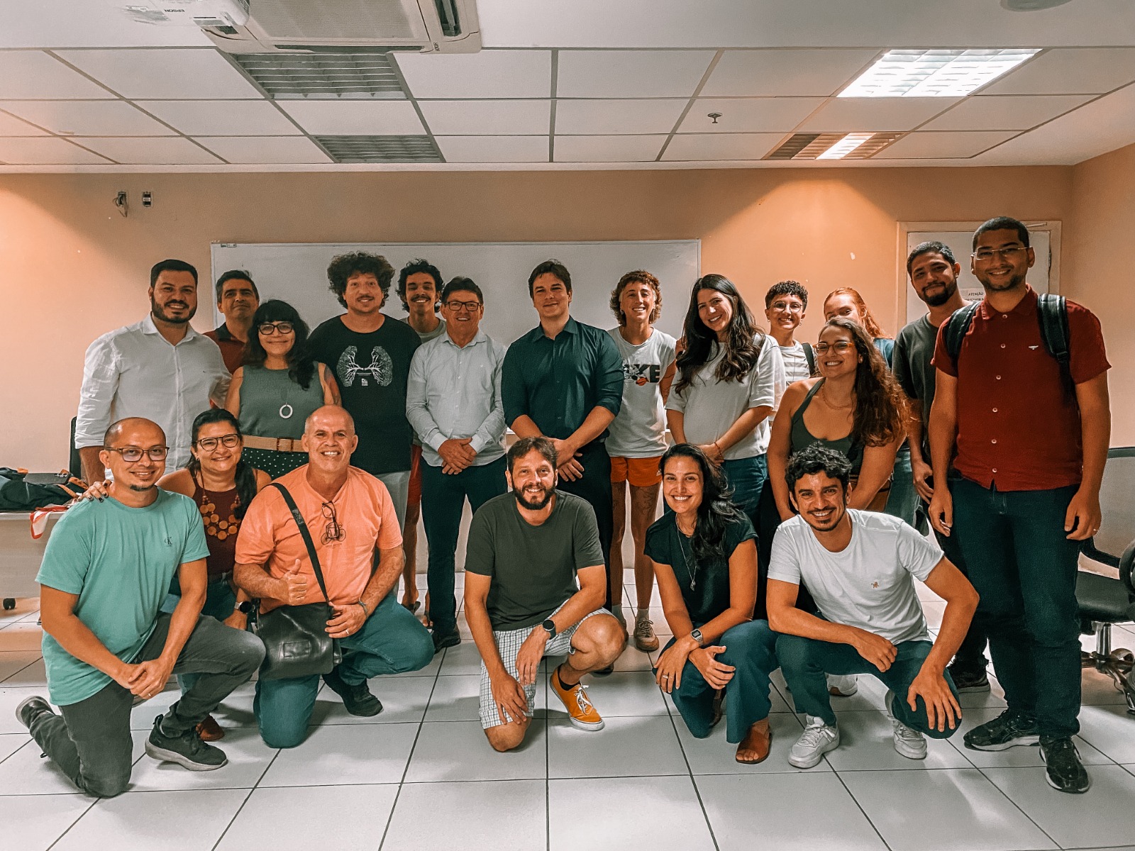 grupo de pessoas posa para a foto